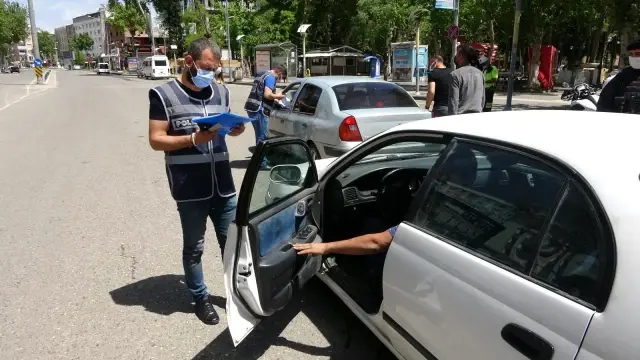 Sokağa çıkma kısıtlamasının ilk gününde caddeler boş kaldı Sokağa çıkma kısıtlamasının ilk gününde caddeler boş kaldı