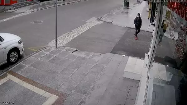 İki kişiyi sokak ortasında vuran saldırganın yeni görüntüleri ortaya çıktı İki kişiyi sokak ortasında vuran saldırganın yeni görüntüleri ortaya çıktı