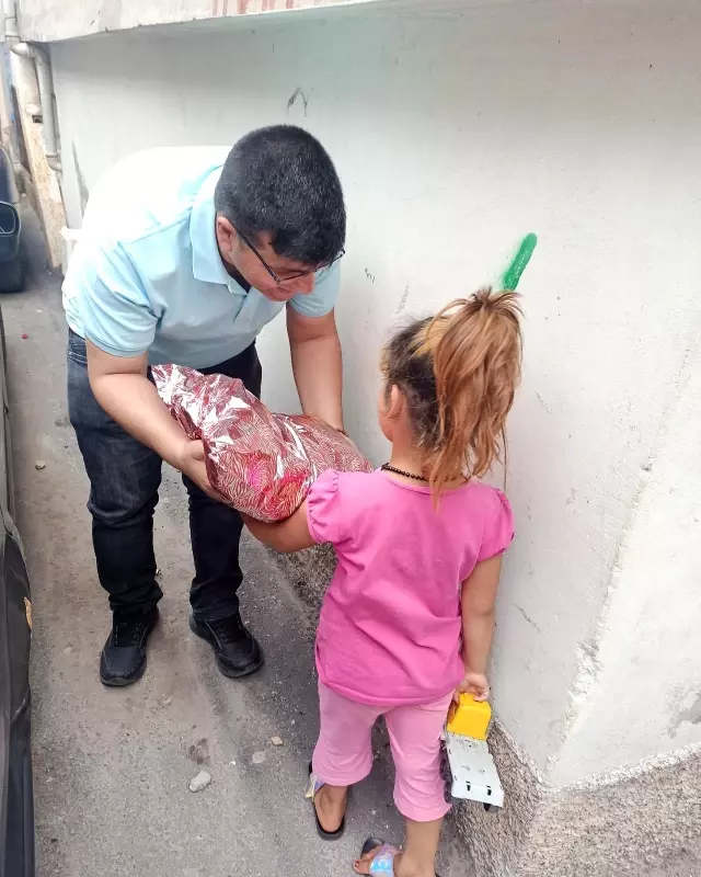Sokak sokak gezip gıda paketi dağıttılar Sokak sokak gezip gıda paketi dağıttılar