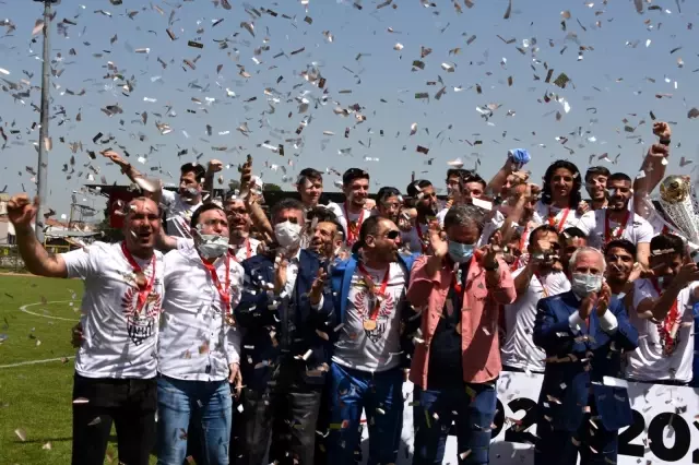 Somaspor'da şampiyonluk kupası coşkusu Somaspor'da şampiyonluk kupası coşkusu