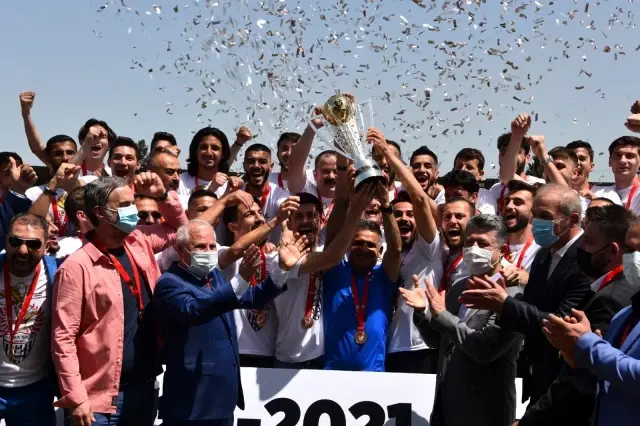 Somaspor'da şampiyonluk kupası coşkusu Somaspor'da şampiyonluk kupası coşkusu