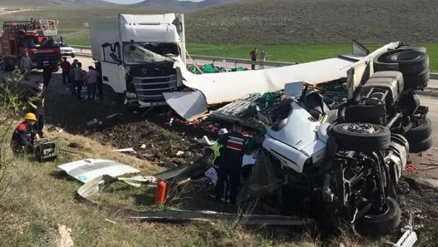 İki tırın çarpıştığı kazada ortalık savaş alanına döndü: 2 ölü İki tırın çarpıştığı kazada ortalık savaş alanına döndü: 2 ölü