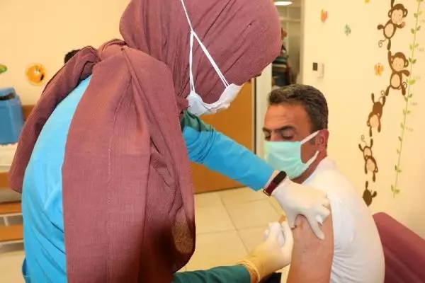 SULTANBEYLİ'DE 65 YAŞ ÜSTÜ VATANDAŞLARDA AŞILANMA ORANI YÜZDE 77,8'E YÜKSELDİ SULTANBEYLİ'DE 65 YAŞ ÜSTÜ VATANDAŞLARDA AŞILANMA ORANI YÜZDE 77,8'E YÜKSELDİ