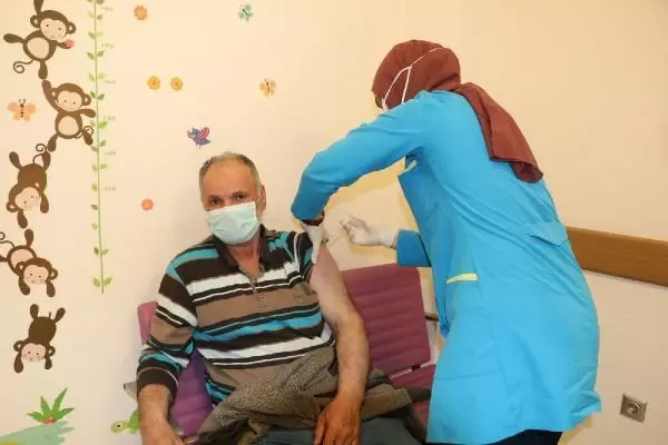 SULTANBEYLİ'DE 65 YAŞ ÜSTÜ VATANDAŞLARDA AŞILANMA ORANI YÜZDE 77,8'E YÜKSELDİ SULTANBEYLİ'DE 65 YAŞ ÜSTÜ VATANDAŞLARDA AŞILANMA ORANI YÜZDE 77,8'E YÜKSELDİ