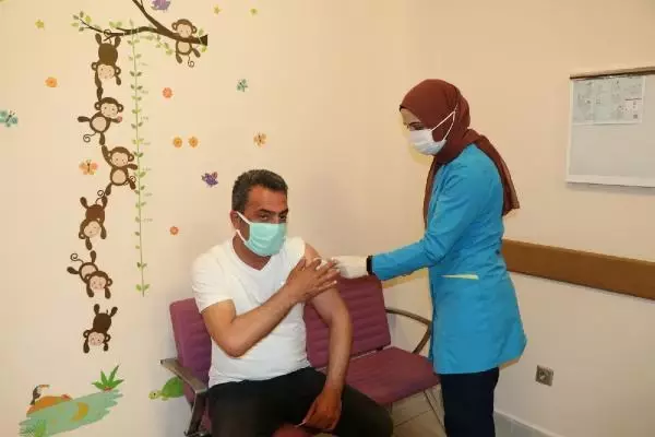 SULTANBEYLİ'DE 65 YAŞ ÜSTÜ VATANDAŞLARDA AŞILANMA ORANI YÜZDE 77,8'E YÜKSELDİ SULTANBEYLİ'DE 65 YAŞ ÜSTÜ VATANDAŞLARDA AŞILANMA ORANI YÜZDE 77,8'E YÜKSELDİ