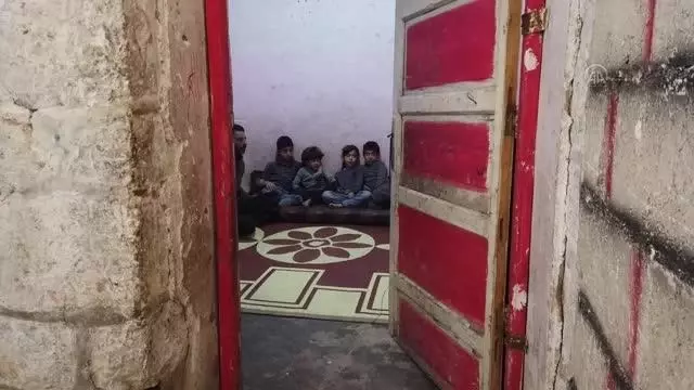 Suriye'de rejimin evsiz bıraktığı kanser hastası baba, iftarda çocuklarının aç kalmaması için yardım bekliyor (2) Suriye'de rejimin evsiz bıraktığı kanser hastası baba, iftarda çocuklarının aç kalmaması için yardım bekliyor (2)