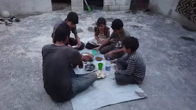 Suriye'de rejimin evsiz bıraktığı kanser hastası baba, iftarda çocuklarının aç kalmaması için yardım bekliyor (2) Suriye'de rejimin evsiz bıraktığı kanser hastası baba, iftarda çocuklarının aç kalmaması için yardım bekliyor (2)