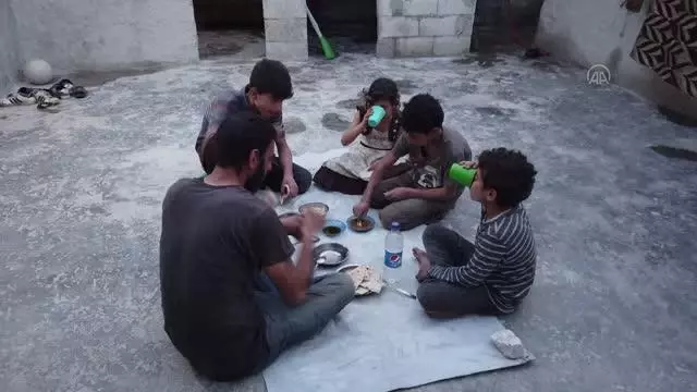Suriye'de rejimin evsiz bıraktığı kanser hastası baba, iftarda çocuklarının aç kalmaması için yardım bekliyor (2) Suriye'de rejimin evsiz bıraktığı kanser hastası baba, iftarda çocuklarının aç kalmaması için yardım bekliyor (2)