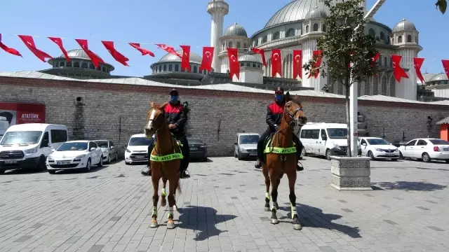 Taksim ve İstiklal Caddesi'nde tam kapanma denetimi Taksim ve İstiklal Caddesi'nde tam kapanma denetimi