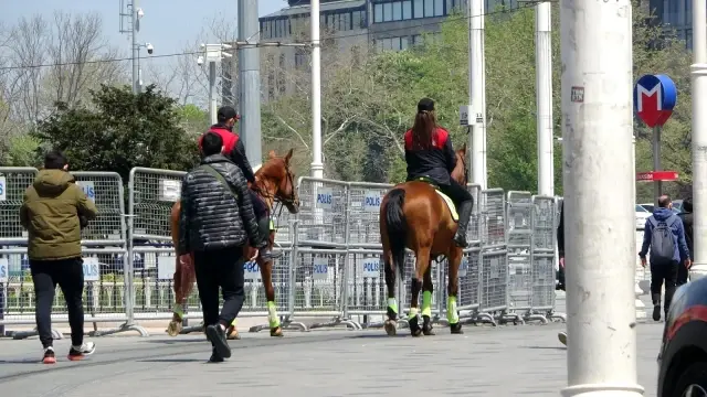 Taksim ve İstiklal Caddesi'nde tam kapanma denetimi Taksim ve İstiklal Caddesi'nde tam kapanma denetimi