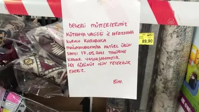 Kütahya'da tam kapanma sonrası satışı yasaklı ürünlerin raflarına şerit çekildi Kütahya'da tam kapanma sonrası satışı yasaklı ürünlerin raflarına şerit çekildi