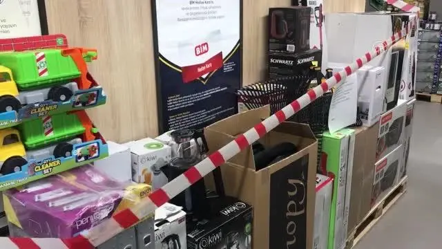 Kütahya'da tam kapanma sonrası satışı yasaklı ürünlerin raflarına şerit çekildi Kütahya'da tam kapanma sonrası satışı yasaklı ürünlerin raflarına şerit çekildi