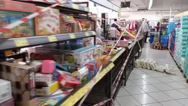 Kütahya'da tam kapanma sonrası satışı yasaklı ürünlerin raflarına şerit çekildi Kütahya'da tam kapanma sonrası satışı yasaklı ürünlerin raflarına şerit çekildi