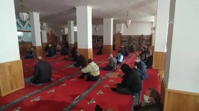 'Tam kapanma'daki ilk cuma namazı Kovid-19 tedbirleri kapsamında kılındı 'Tam kapanma'daki ilk cuma namazı Kovid-19 tedbirleri kapsamında kılındı