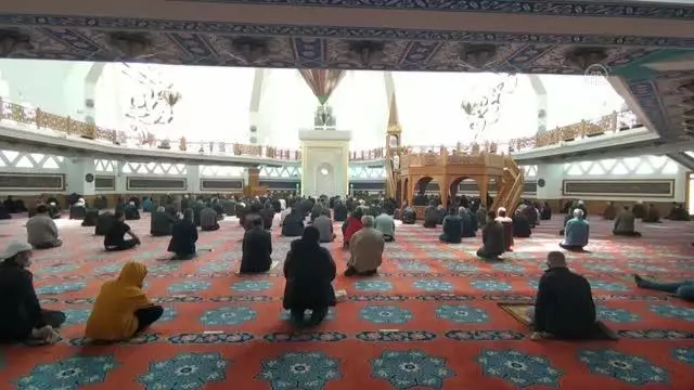 'Tam kapanma'daki ilk cuma namazı Kovid-19 tedbirleri kapsamında kılındı 'Tam kapanma'daki ilk cuma namazı Kovid-19 tedbirleri kapsamında kılındı