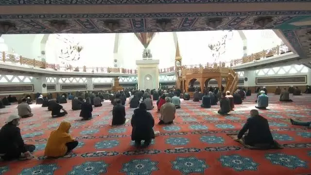 'Tam kapanma'daki ilk cuma namazı Kovid-19 tedbirleri kapsamında kılındı 'Tam kapanma'daki ilk cuma namazı Kovid-19 tedbirleri kapsamında kılındı