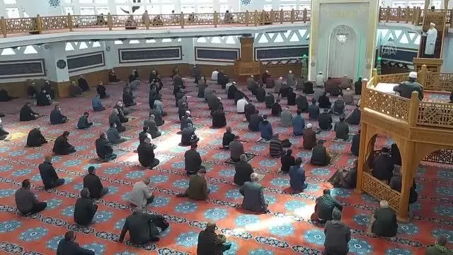 'Tam kapanma'daki ilk cuma namazı Kovid-19 tedbirleri kapsamında kılındı 'Tam kapanma'daki ilk cuma namazı Kovid-19 tedbirleri kapsamında kılındı