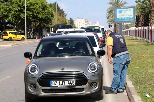 Tam kapanma denetiminde 2 kilometrelik araç kuyruğu