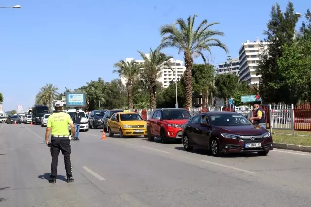 Tam kapanma denetiminde 2 kilometrelik araç kuyruğu