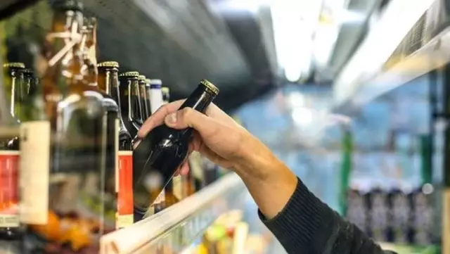 Alkol yasağı uygulamasında geri adım! Yetkili isim 'Hayırlı olsun' diyerek duyurdu Alkol yasağı uygulamasında geri adım! Yetkili isim 'Hayırlı olsun' diyerek duyurdu