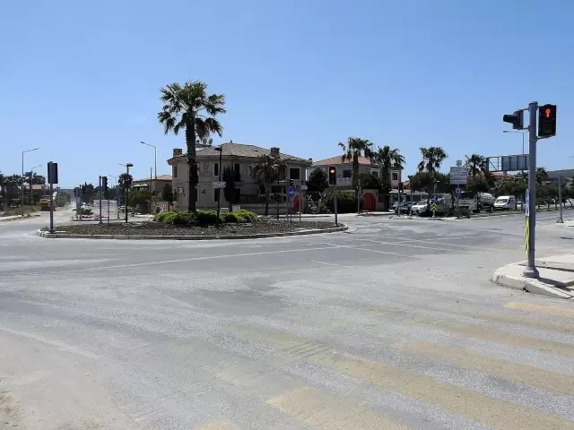 Tam kapanma kararıyla akına uğrayan Çeşme'de sıkı denetim Tam kapanma kararıyla akına uğrayan Çeşme'de sıkı denetim
