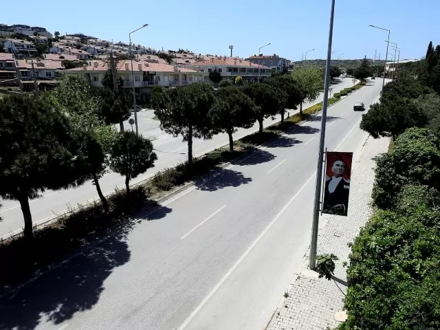 Tam kapanma kararıyla akına uğrayan Çeşme'de sıkı denetim Tam kapanma kararıyla akına uğrayan Çeşme'de sıkı denetim
