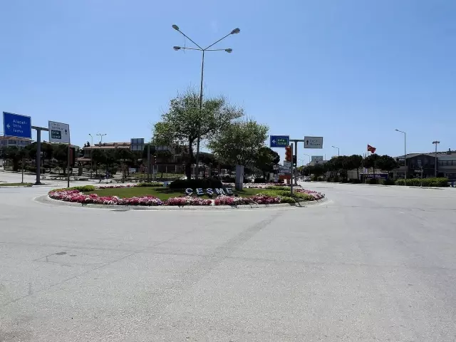 Tam kapanma kararıyla akına uğrayan Çeşme'de sıkı denetim Tam kapanma kararıyla akına uğrayan Çeşme'de sıkı denetim