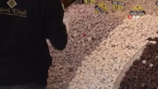 Tam kapanma öncesi Eminönü'nde yoğunluk Tam kapanma öncesi Eminönü'nde yoğunluk
