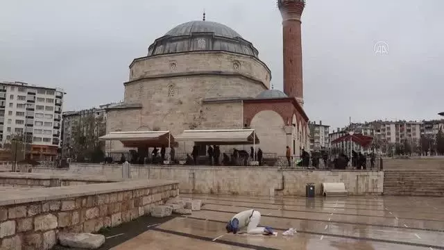 "Tam kapanma" uygulamasının ilk gününda vatandaşlar cuma namazı kıldı