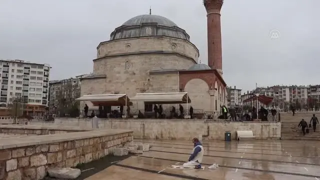 "Tam kapanma" uygulamasının ilk gününda vatandaşlar cuma namazı kıldı