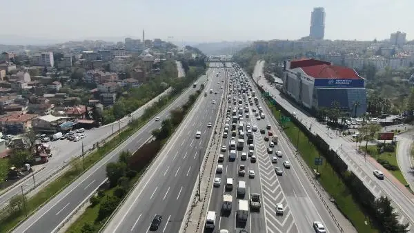 TAM KAPANMA YOĞUNLUĞU; TEM OTOYOLU'NDAKİ TRAFİK HAVADAN GÖRÜNTÜLENDİ TAM KAPANMA YOĞUNLUĞU; TEM OTOYOLU'NDAKİ TRAFİK HAVADAN GÖRÜNTÜLENDİ