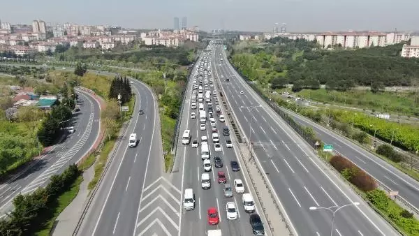 TAM KAPANMA YOĞUNLUĞU; TEM OTOYOLU'NDAKİ TRAFİK HAVADAN GÖRÜNTÜLENDİ TAM KAPANMA YOĞUNLUĞU; TEM OTOYOLU'NDAKİ TRAFİK HAVADAN GÖRÜNTÜLENDİ
