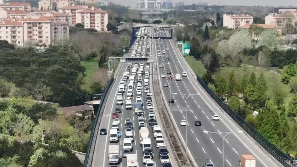TAM KAPANMA YOĞUNLUĞU; TEM OTOYOLU'NDAKİ TRAFİK HAVADAN GÖRÜNTÜLENDİ TAM KAPANMA YOĞUNLUĞU; TEM OTOYOLU'NDAKİ TRAFİK HAVADAN GÖRÜNTÜLENDİ