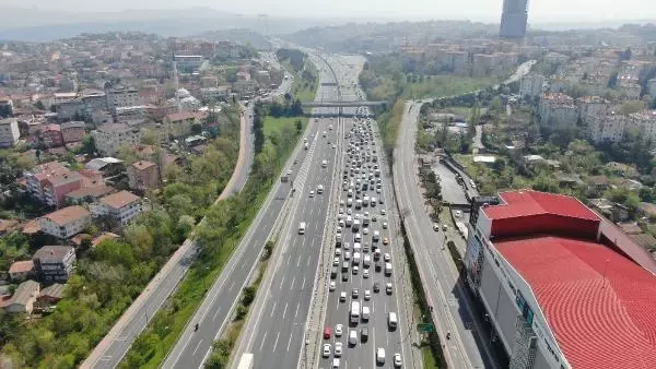TAM KAPANMA YOĞUNLUĞU; TEM OTOYOLU'NDAKİ TRAFİK HAVADAN GÖRÜNTÜLENDİ TAM KAPANMA YOĞUNLUĞU; TEM OTOYOLU'NDAKİ TRAFİK HAVADAN GÖRÜNTÜLENDİ