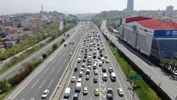 TAM KAPANMA YOĞUNLUĞU; TEM OTOYOLU'NDAKİ TRAFİK HAVADAN GÖRÜNTÜLENDİ TAM KAPANMA YOĞUNLUĞU; TEM OTOYOLU'NDAKİ TRAFİK HAVADAN GÖRÜNTÜLENDİ