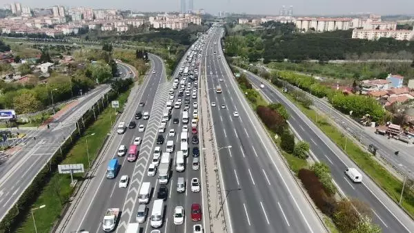 TAM KAPANMA YOĞUNLUĞU; TEM OTOYOLU'NDAKİ TRAFİK HAVADAN GÖRÜNTÜLENDİ TAM KAPANMA YOĞUNLUĞU; TEM OTOYOLU'NDAKİ TRAFİK HAVADAN GÖRÜNTÜLENDİ