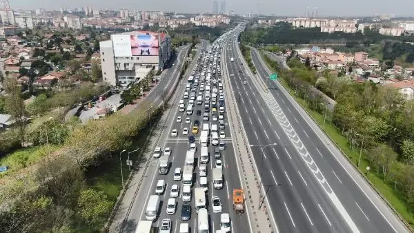 TAM KAPANMA YOĞUNLUĞU; TEM OTOYOLU'NDAKİ TRAFİK HAVADAN GÖRÜNTÜLENDİ TAM KAPANMA YOĞUNLUĞU; TEM OTOYOLU'NDAKİ TRAFİK HAVADAN GÖRÜNTÜLENDİ