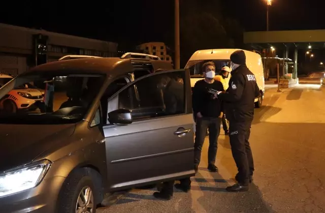 Tam kapanmada denetimler yoğunlaştırıldı, ihlal yapan vatandaşlar cezadan kurtulamadı Tam kapanmada denetimler yoğunlaştırıldı, ihlal yapan vatandaşlar cezadan kurtulamadı