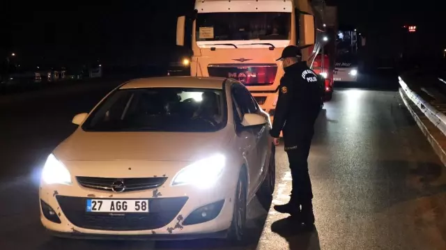 Tam kapanmada denetimler yoğunlaştırıldı, ihlal yapan vatandaşlar cezadan kurtulamadı Tam kapanmada denetimler yoğunlaştırıldı, ihlal yapan vatandaşlar cezadan kurtulamadı