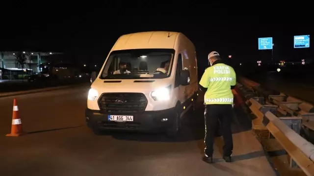 Tam kapanmada denetimler yoğunlaştırıldı, ihlal yapan vatandaşlar cezadan kurtulamadı Tam kapanmada denetimler yoğunlaştırıldı, ihlal yapan vatandaşlar cezadan kurtulamadı