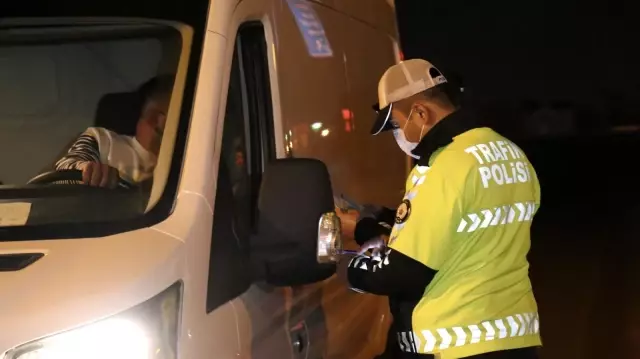 Tam kapanmada denetimler yoğunlaştırıldı, ihlal yapan vatandaşlar cezadan kurtulamadı Tam kapanmada denetimler yoğunlaştırıldı, ihlal yapan vatandaşlar cezadan kurtulamadı