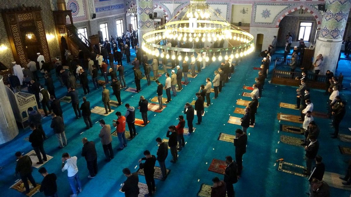 Tam kapanmada ilk Cuma namazı