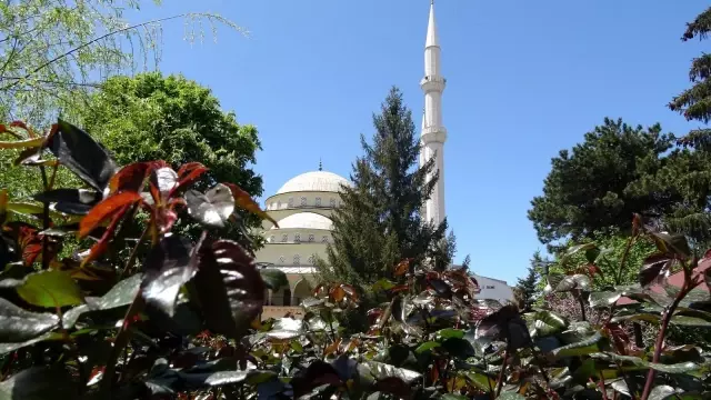 Tam kapanmada ilk Cuma namazı