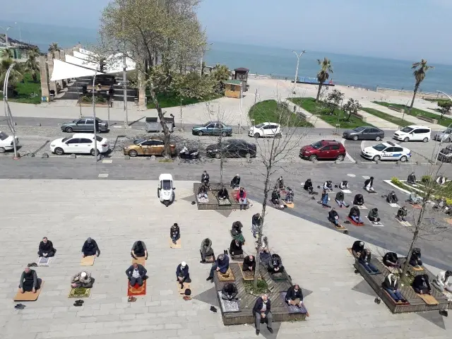 Tam kapanmanın ilk cumasında camiler kısmen boş kaldı Tam kapanmanın ilk cumasında camiler kısmen boş kaldı