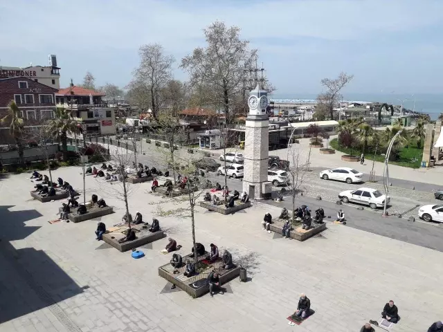 Tam kapanmanın ilk cumasında camiler kısmen boş kaldı Tam kapanmanın ilk cumasında camiler kısmen boş kaldı