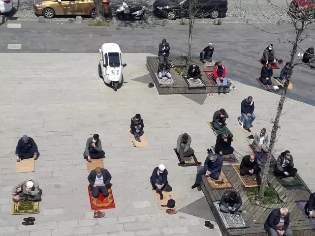Tam kapanmanın ilk cumasında camiler kısmen boş kaldı Tam kapanmanın ilk cumasında camiler kısmen boş kaldı