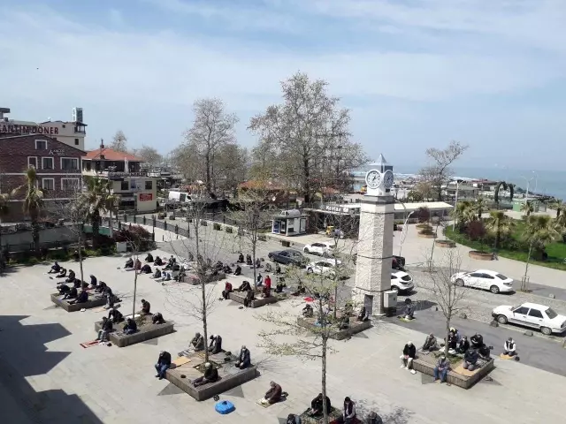 Tam kapanmanın ilk cumasında camiler kısmen boş kaldı Tam kapanmanın ilk cumasında camiler kısmen boş kaldı