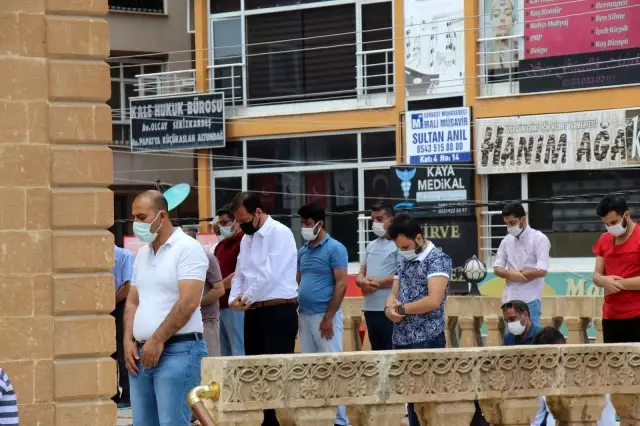 İstanbul'da tam kapanmada vatandaşlar cuma namazı kıldı İstanbul'da tam kapanmada vatandaşlar cuma namazı kıldı