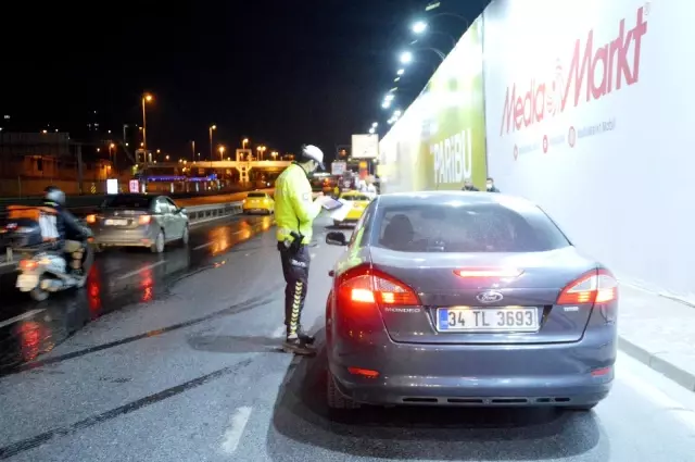 Tam kapanmanın ilk gecesinde Sincan'da sürücülere yönelik uygulama gerçekleştirildi Tam kapanmanın ilk gecesinde Sincan'da sürücülere yönelik uygulama gerçekleştirildi