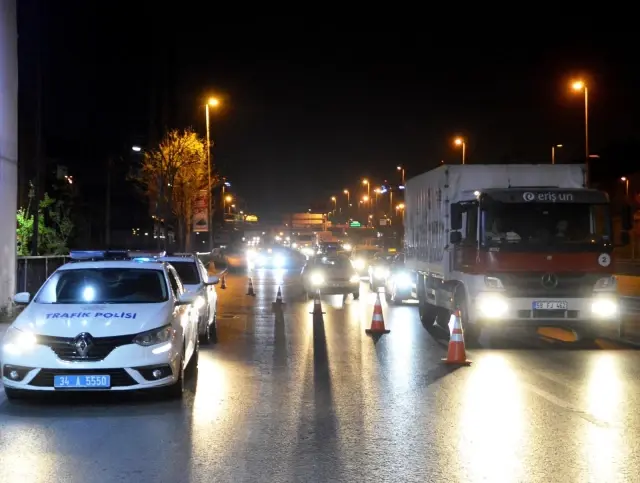 Tam kapanmanın ilk gecesinde Sincan'da sürücülere yönelik uygulama gerçekleştirildi Tam kapanmanın ilk gecesinde Sincan'da sürücülere yönelik uygulama gerçekleştirildi